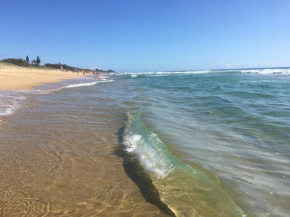 Upmarket Comfortable Large 2 Bed 2 Bath, OCEAN VIEWS, 250m to BUDDINA BEACH!